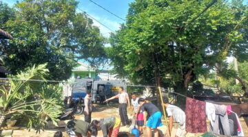 Polwan Turun ke Dapur Umum, Personel Samapta Distribusikan Air Bersih bagi Korban Banjir Bandang Dolok Batu Nanggar